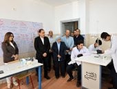 رئيس الوزراء يجرى حوارا مع طلاب مدرسة STEM ويتجول بغرف الإقامة للاطمئنان على جودتها