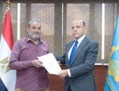 محافظ الغربية يُسلّم 3 عقود تقنين لأراضي أملاك الدولة للمستفيدين