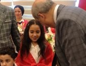 ميار عثمان الأولى فى مسابقة تحدى القراءة فى الوطن العربى تصل القاهرة.. صور