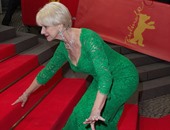 بالفيديو والصور..هيلان ميران تسقط خلال عرض"Woman in Gold"بمهرجان برلين