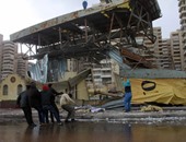 سقوط شاشة إعلانات تليفزيونية ضخمة بسبب سوء الطقس فى الإسكندرية