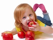 4 حيل بسيطة لترغيب طفلك فى تناول الفاكهة