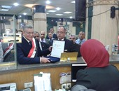 رئيس محكمة أسيوط الابتدائية يسلم شيكاً بـ27 ألف جنيه لصندوق تحيا مصر