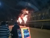 3 سيارات إطفاء تحاول إخماد حريق القطار فى بنى سويف