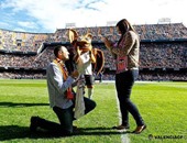 مشجع فالنسيا يعرض الزواج على صديقته بملعب "الميستايا"