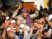 أقباط قرية العور بالمنيا يتظاهرون أمام كنيسة العذراء ويهتفون لـ"السيسى"