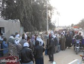 بالصور..  تكدس المواطنين أمام مستودعات "البوتاجاز" بالفرافرة