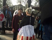بالصور..فتاة أوكرانية تحضر مفاجأة لحبيبها الصينى وتطلب يده للزواج
