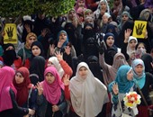 طلاب الإخوان بجامعة القاهرة يعتدون على صحفى حاول تصوير مسيرتهم