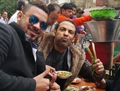 سعد الصغير يلتقط سيلفى أثناء إفطاره على عربة فول بالمهندسين