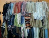 بالصور.. فريق "الخير لسه فينا" يسعد أهالى "مدنى عدنان" بـ400 قطعة ملابس