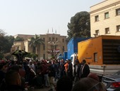 طلاب الإخوان بجامعة القاهرة يرشقون سيارة بث التليفزيون بالحجارة