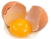 أخصائية تغذية توضح أهم أضرار إهمال تنظيف البيض قبل طهيه