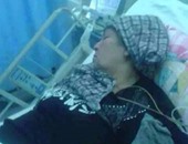 تداول صورة لوالدة معاذ الكساسبة بالمستشفى وأنباء عن وفاتها