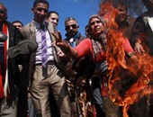 متظاهرون يحرقون علم داعش بميدان القائد إبراهيم وخبراء المفرقعات يفككون قنبلتين