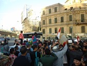 بالفيديو..متظاهرون بالتحرير يسخرون من"مرسى":"إدينى النهضة بسرعة"