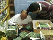 أحمد أبو النصر يوقع كتابه "شىء فيك يشبهنى" بمعرض الكتاب