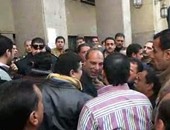 بالفيديو.. مشادات بين المرشحين أمام مجمع محاكم طنطا حول أسبقية الدخول
