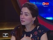 بالفيديو.. مى عز الدين عن المنتج محمود شميس: "ده عشرة عمر"