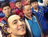 منتخب الطاولة يلتقط السيلفى مع لاعبى الصين بالمركز الأوليمبى