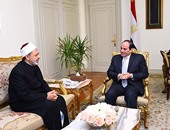 السيسى يلتقى أحمد الطيب ويؤكد دعم الدولة الكامل للأزهر جامعًا وجامعًة
