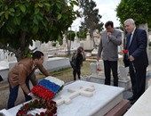 القنصل الروسى بالإسكندرية يضع إكليل زهور على مقبرة آخر قنصل للإمبراطورية