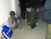 رواد "فيس بوك" يشيدون بإنسانية ضابط وعساكر مع أحد المشردين بشبين الكوم