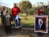 أنصار مبارك يحتشدون أمام مستشفى المعادى العسكرى فى ذكرى التنحى