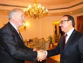 وزير الاتصالات يلتقى رئيس "فودافون" ويبحث استثمارات الشركة بمصر