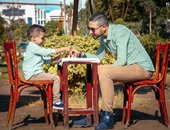 "صحافة المواطن".. قارئ يرسل صورا مع ابنه ويعلق: " الحب ممكن يكون بين الأب وابنه"