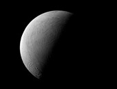ناسا تنشر صورة مذهلة نصف مضيئة لقمر كوكب زحل "إنسيلادوس"