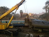 بالصور.. أوناش السكك الحديدية ترفع إحدى عربات قطار بنى سويف 