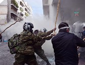 الشرطة اليونانية تطلق الغاز المسيل للدموع على محتجين خارج البرلمان