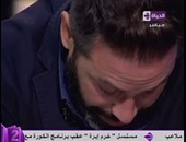 بالفيديو.. حازم إمام ينهمر فى البكاء على الهواء بسبب "الثعلب الكبير"
