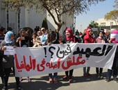 بالصور.. طلاب كلية تكنولوجيا المعلومات بجامعة مصر يطالبون بإقالة العميد