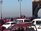 شباب إسكندرية يلقون الورود الحمراء من فوق كوبرى ستانلى احتفالا بالفلانتين