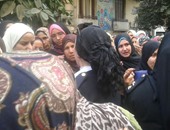 الشرطة النسائية تصل محيط مجلس الوزراء لإقناع معلمات محو الأمية بإنهاء وقفتهن