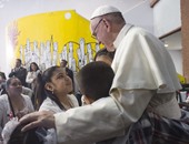 بالصور.. بابا الفاتيكان يزور مستشفى سرطان للأطفال خلال تواجده بالمكسيك