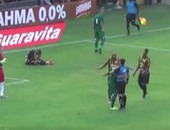 بالفيديو.. فى ذكرى الـ"فلانتين".. لاعب برازيلى يحتضن الحكم بسبب ركلة جزاء