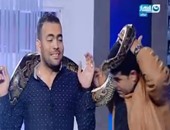 خالد عليش يتقمص دور الحاوى ويحمل ثعبانا على رأسه فى "نهار جديد"