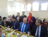 بالصور.. رئيس جامعة كفر الشيخ يتناول الطعام مع طلاب الجامعات