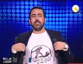 بالفيديو..يوسف الحسينى يرتدى "تى شيرت" وطن بلا تعذيب على الهواء