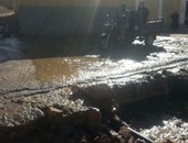 بالصور.. غرق منطقة الكرور فى أسوان بمياه الصرف بسبب كسر الخط الرئيسى