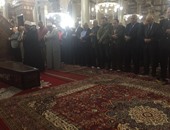 بالصور.. المئات يؤدون صلاة الجنازة على روح "هيكل" بمسجد الحسين