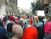 طلاب المعاهد الفنية الصحية يقطعون شارع الفلكى أمام وزارة الصحة