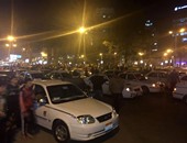 بالفيديو.. سائقو التاكسى الأبيض ينقلون وقفتهم الاحتجاجية لأعلى كوبرى أكتوبر