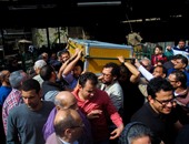 وصول جثمان الكاتب علاء الديب إلى مسجد السيدة عائشة