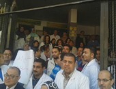 بالصور.. وقفة احتجاجية لأطباء أسيوط تحت شعار "الكرامة"