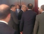 بالفيديو.. رئيس الوزراء بصحبة وزير الداخلية اثناء فترة الاستراحة بين الجلسات بشرم الشيخ