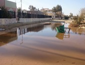 غرق ميدان مستشفى الفرافرة على مدار 3 أيام لانفجار ماسورة مياه